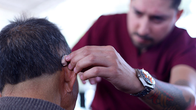 Entregan SSM y DIF aparatos auditivos a 722 michoacanos 