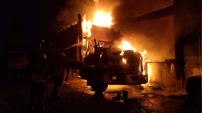 Incendio en bodega en la CDMX calcina un camión y auto 