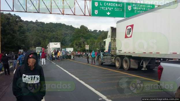 Normalistas bloquean con tráileres la autopista Siglo XXI - Foto 0 
