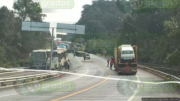 Normalistas bloquean con tráileres la autopista Siglo XXI - Foto 2 