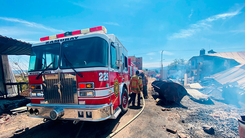 Combaten bomberos de Zitácuaro, Michoacán incendio de aserradero en Hidalgo, Michoacán  