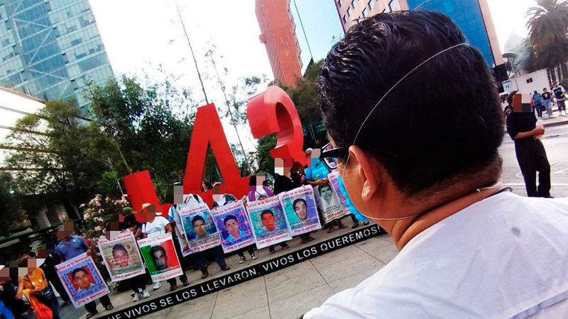 Familiares de normalistas marchan en CDMX por caso Ayotzinapa 