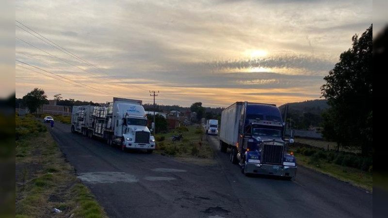 Comuneros liberan 25 vehículos secuestrados en Paracho, pero mantienen retenidos a Alcalde y Regidor  