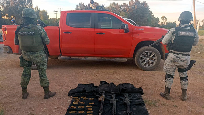 Aseguran armas largas, cargadores y chalecos balísticos en auto robado, en Zacatecas 