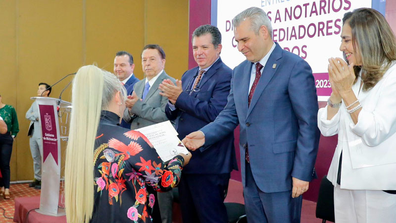 Entrega Bedolla certificación a Notarios como conciliadores, en Michoacán 