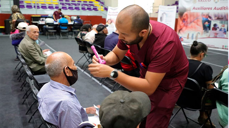 Entregan 178 aparatos auditivos para personas con discapacidad en Morelia 