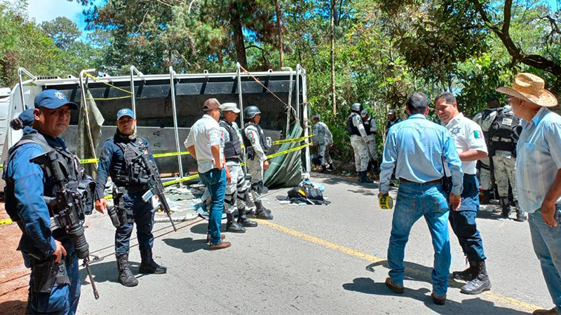 Vuelca camión de la Guardia Nacional, en Oaxaca; hay una persona sin vida y 20 heridos 