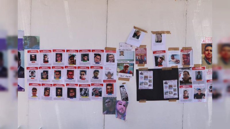 Exhiben a deudores alimentarios en un tendedero con fotografías, en Querétaro