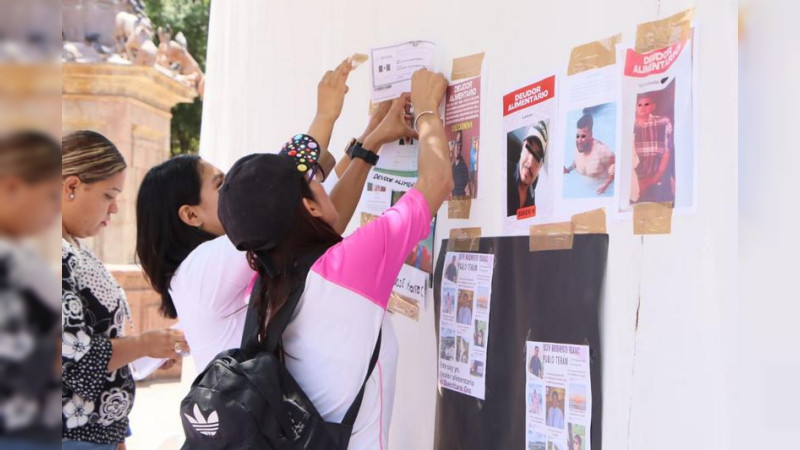 Exhiben a deudores alimentarios en un tendedero con fotografías, en Querétaro