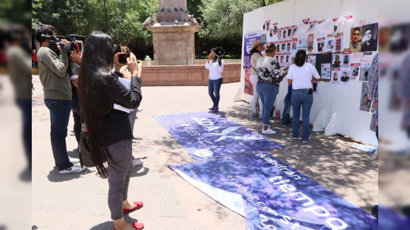 Exhiben a deudores alimentarios en un tendedero con fotografías, en Querétaro