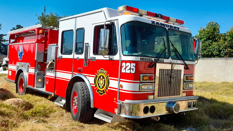 Atienden bomberos de Zitácuaro, Michoacán, incendio de pastizal y desperdicio automotriz