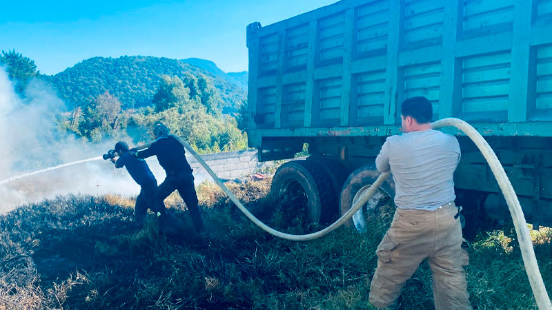 Atienden bomberos de Zitácuaro, Michoacán, incendio de pastizal y desperdicio automotriz