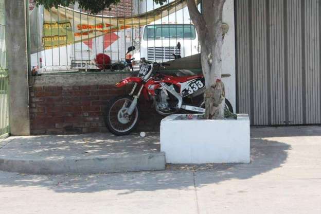 Se lesiona persona tras caer de motocicleta en Apatzingán, Michoacán - Foto 1 