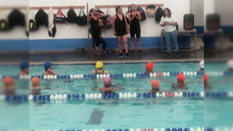 Realiza IMCUFIDE Megaclase de Aquazumba en Complejo Acuático Bicentenario 