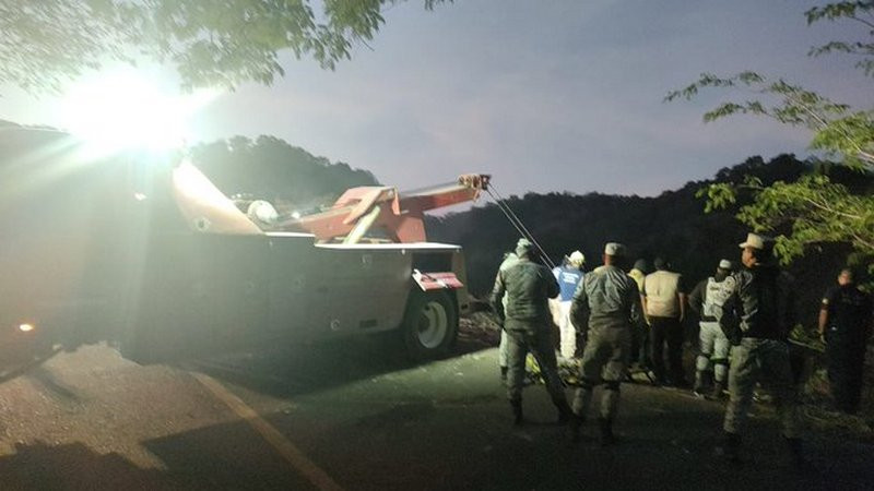 Al menos 8 muertos deja volcadura de autobús en carretera de Nayarit 