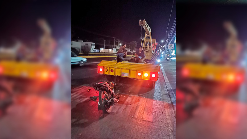Motociclista grave al chocar contra una plataforma en Paseo Constituyentes, Querétaro 