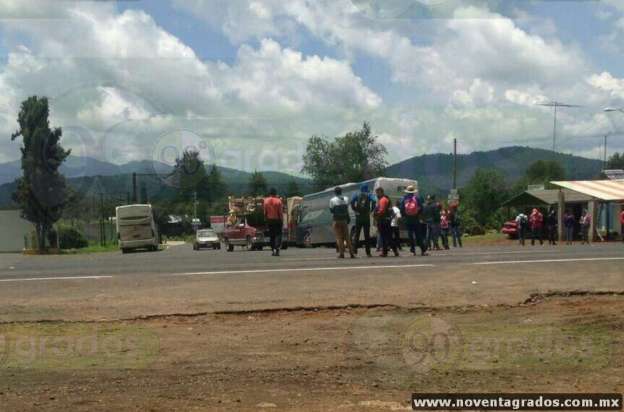 Profesores y habitantes bloquean la carretera Uruapan–Morelia 