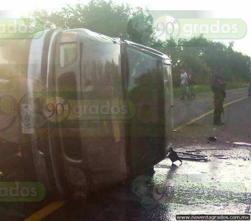 Carambola deja tres lesionadas sobre la carretera en Michoacán - Foto 0 