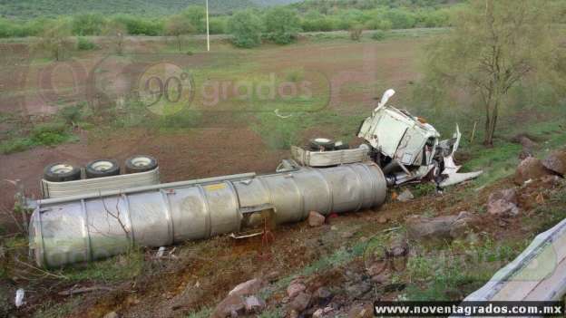 Se accidenta pipa que transportaba  ácido nítrico en la Autopista Siglo XXI - Foto 0 