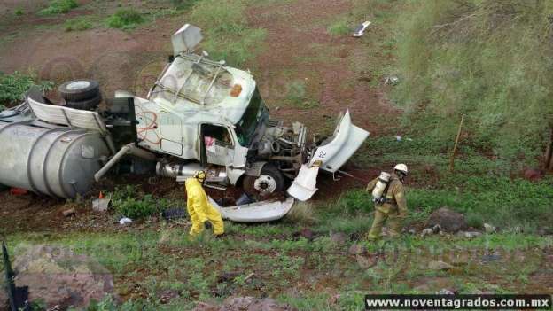 Se accidenta pipa que transportaba  ácido nítrico en la Autopista Siglo XXI - Foto 1 