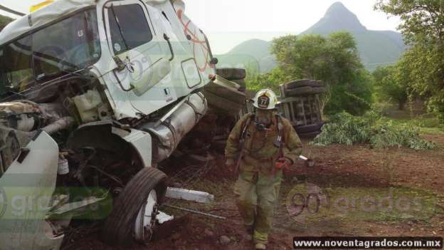 Se accidenta pipa que transportaba  ácido nítrico en la Autopista Siglo XXI - Foto 2 