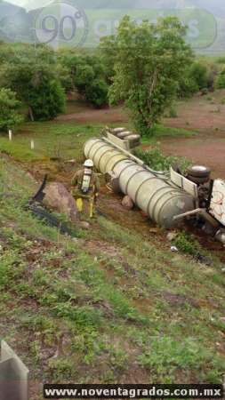Se accidenta pipa que transportaba  ácido nítrico en la Autopista Siglo XXI - Foto 3 
