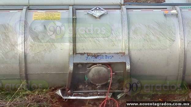 Se accidenta pipa que transportaba  ácido nítrico en la Autopista Siglo XXI - Foto 4 