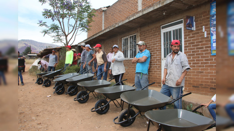Presidente municipal de Ciudad Hidalgo hace entrega de 32 carretillas en las galeras de El Jaral