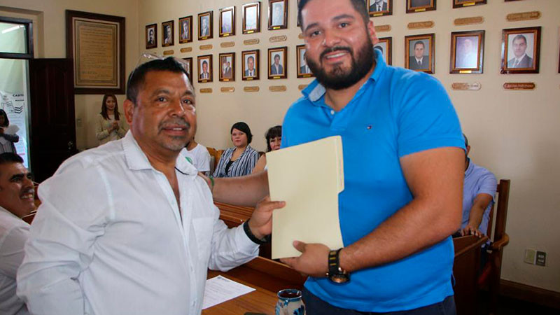 Presidente Municipal de Cd Hidalgo entrega registros de marca registrada a emprendedores