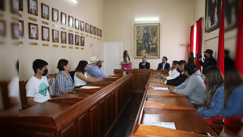 Presidente Municipal de Cd Hidalgo entrega registros de marca registrada a emprendedores