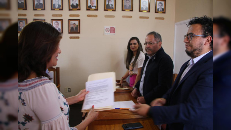 Presidente Municipal de Cd Hidalgo entrega registros de marca registrada a emprendedores