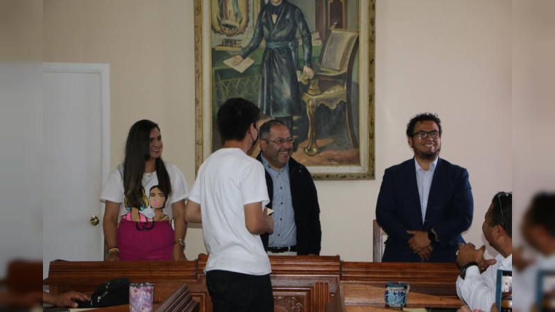 Presidente Municipal de Cd Hidalgo entrega registros de marca registrada a emprendedores