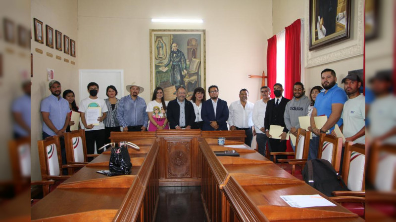 Presidente Municipal de Cd Hidalgo entrega registros de marca registrada a emprendedores