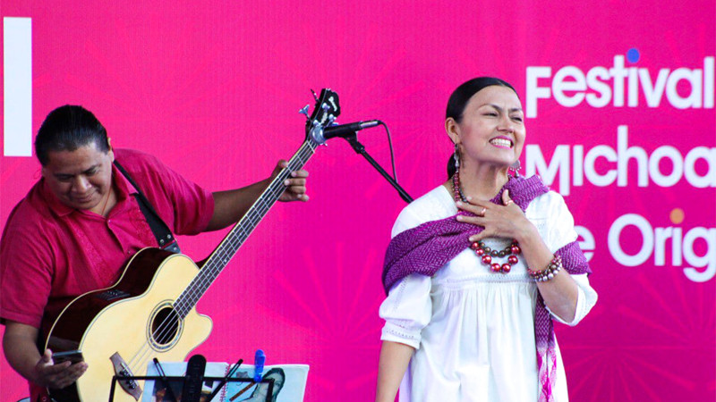 Rocío Vega deleita con música regional en el Festival Michoacán de Origen, en Morelia