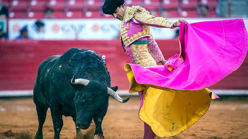 Los toreros Arturo Macías y Joselito Adame sufren cornadas durante presentación en feria de Aguascalientes 