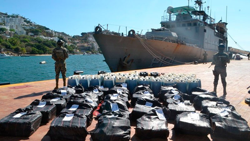 Marina asegura tonelada y media de droga y más de 5 mil litros de combustible, en Acapulco; hay 8 detenidos 