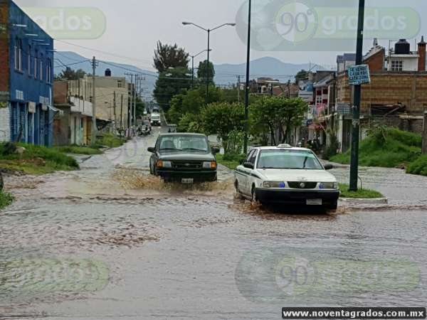 Inundaciones en vialidades deja lluvia en Morelia - Foto 0 