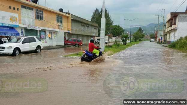 Inundaciones en vialidades deja lluvia en Morelia - Foto 1 
