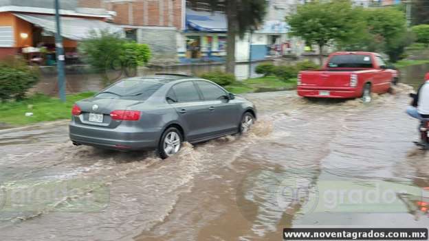 Inundaciones en vialidades deja lluvia en Morelia - Foto 2 