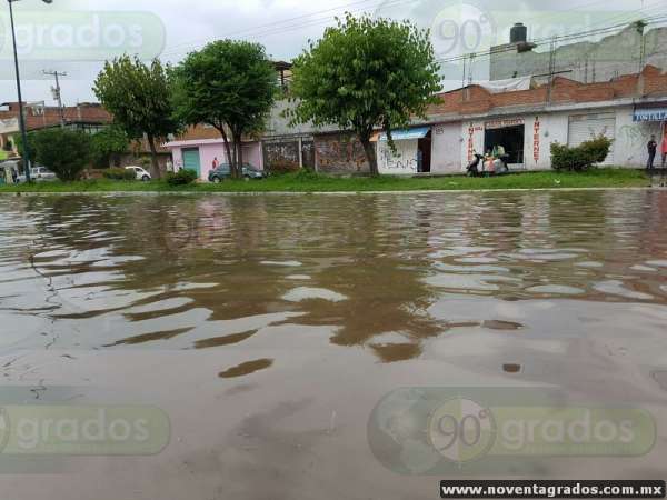 Inundaciones en vialidades deja lluvia en Morelia - Foto 3 