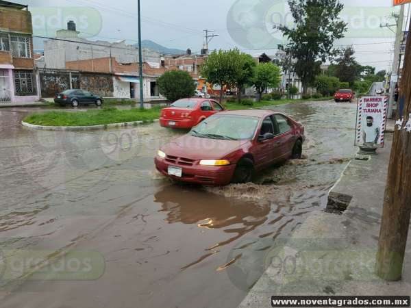 Inundaciones en vialidades deja lluvia en Morelia - Foto 5 