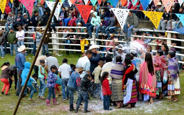 Fiesta jaripeyera y música de Felinos en Nurío - Foto 3 