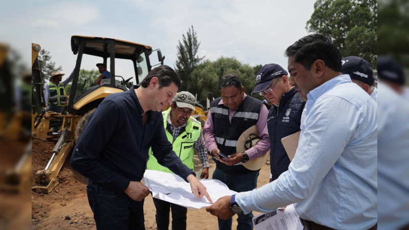 Con recursos propios, construye Gobierno Municipal puente vehicular sobre el Río Grande