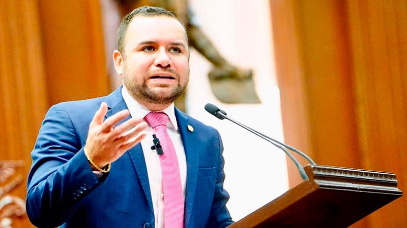 Propone Reyes Galindo reducir a 25 años la edad mínima para ser gobernador de Michoacán 