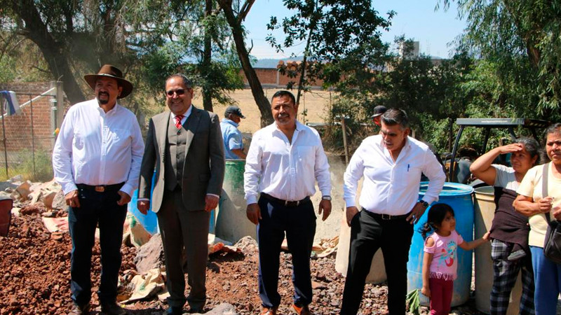 Presidente municipal de Hidalgo da el banderazo de arranque a los trabajos del drenaje sanitario