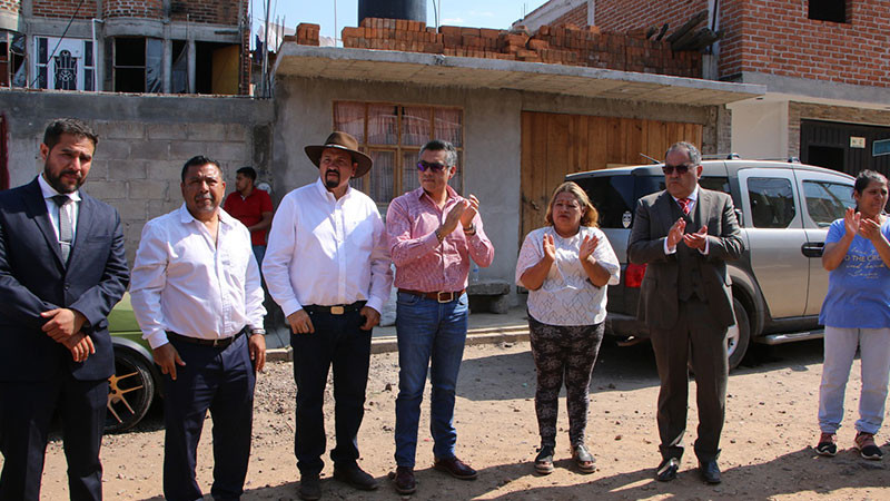 Luis Téllez Marín entregar varios apoyos dentro del programa material subsidiado, en Cd Hidalgo
