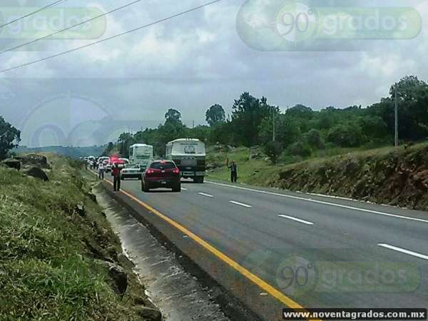 Miembros de Antorcha Campesina botean y entorpecen la circulación en la carretera Morelia –Pátzcuaro  - Foto 0 