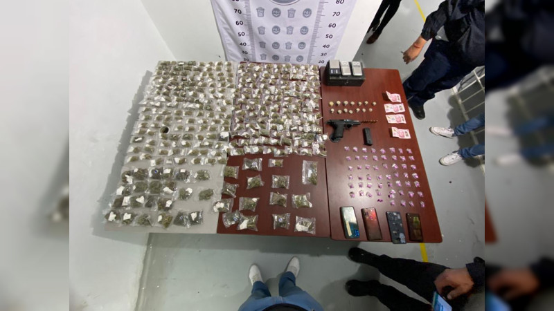 Atacan a balazos a personal de la Fiscalía de Nezahualcóyotl en cateo a tiendita de droga: Detienen a 5 y aseguran más de 300 dosis de droga 