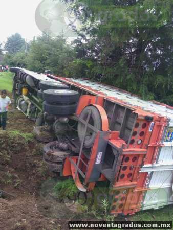 Vuelca camión en Zitácuaro, Michoacán; hay un lesionado - Foto 0 