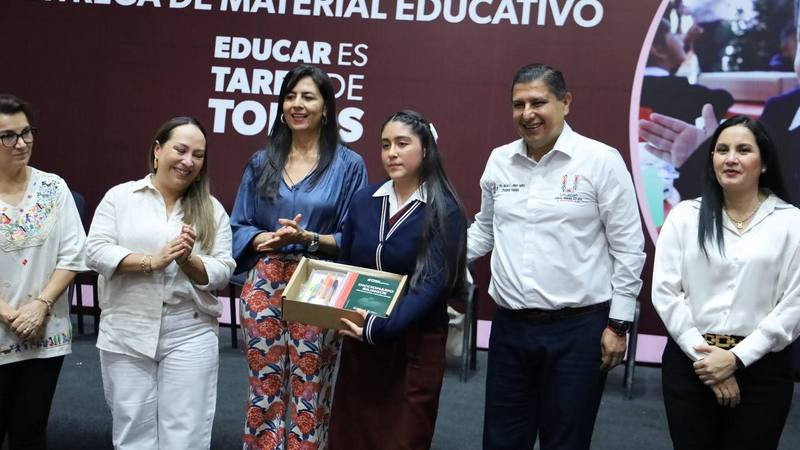 Entregan Nacho Campos y Grisel Tello material educativo por más de 6 mdp a escuelas de Uruapan 